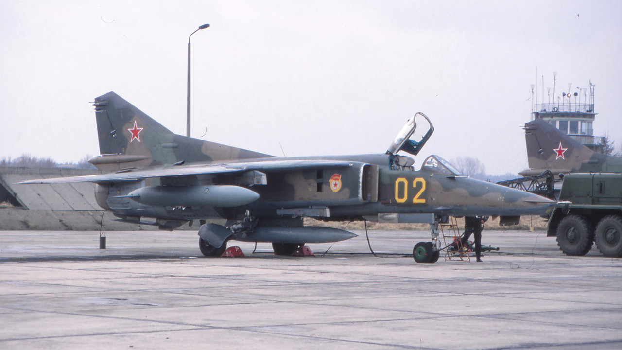 19 GvAPIB Mig-27D Yellow 02_61912556200