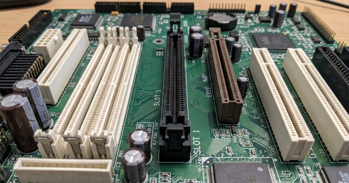 Ilustrasi SLOT 1 pada motherboard klasik dengan cartridge Pentium II