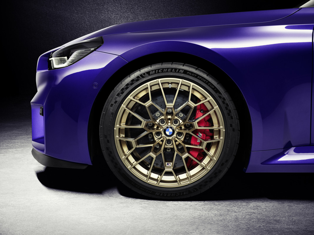 P90600907_highRes_the-new-bmw-m2-cs