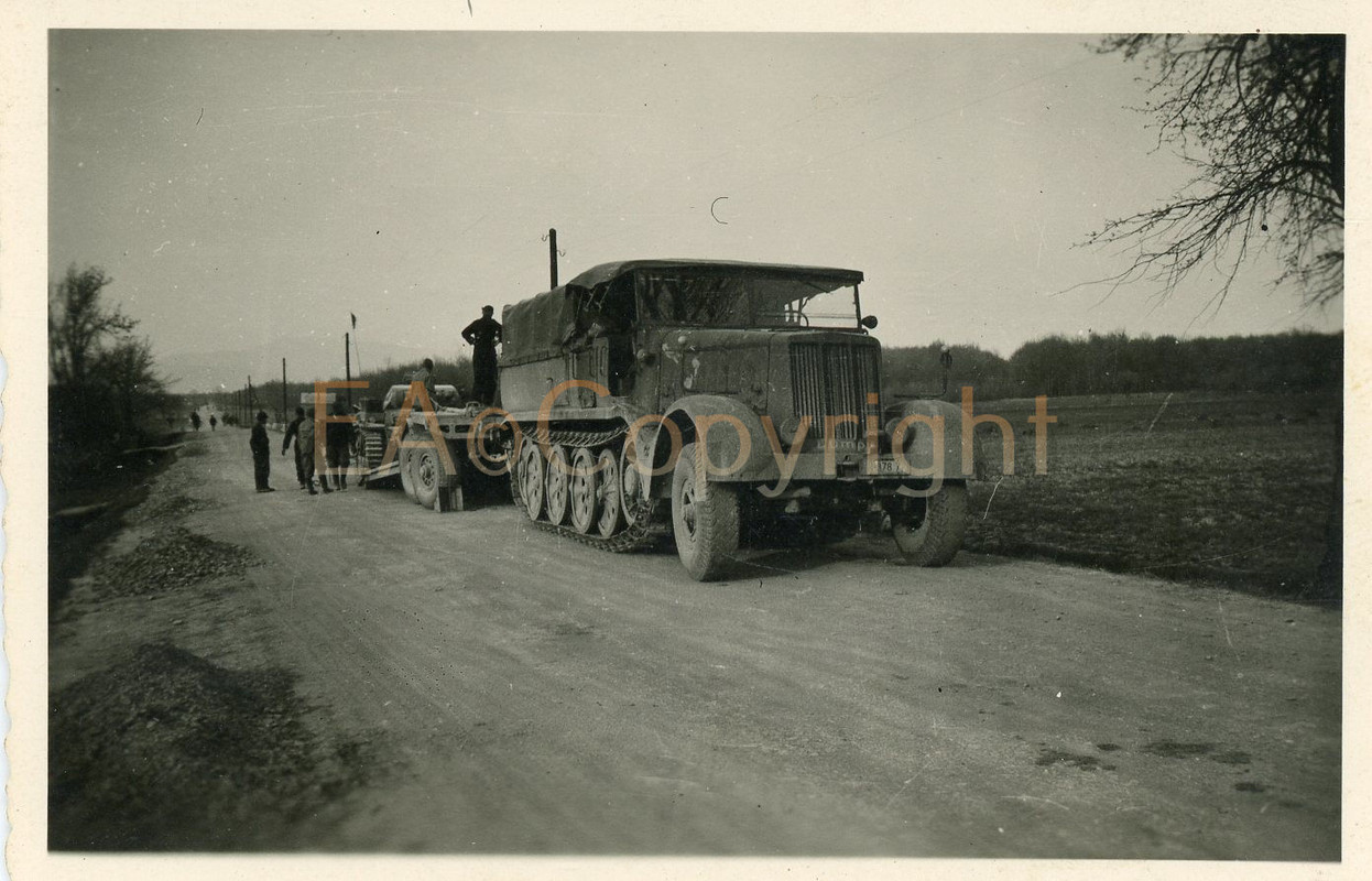 Panzer Tank Trailer Anhänger Halbkette Foto