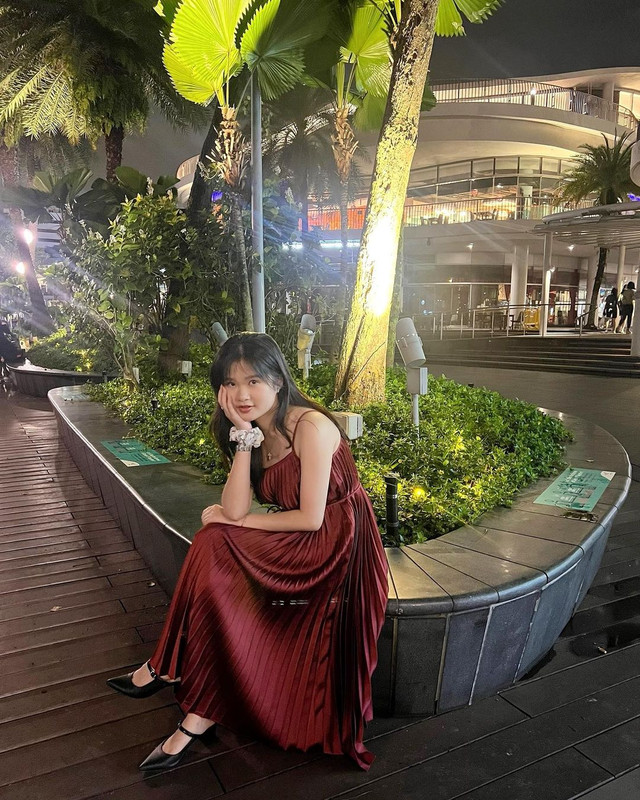 Potret Felicia Tissue saat mengenakan gaun merah di Hari Natal 2021.