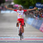 LAFAY LA FA GROSSA! PRIMA VITTORIA DA PRO DEL GIOVANE FRANCESE. VALTER RESTA IN MAGLIA ROSA