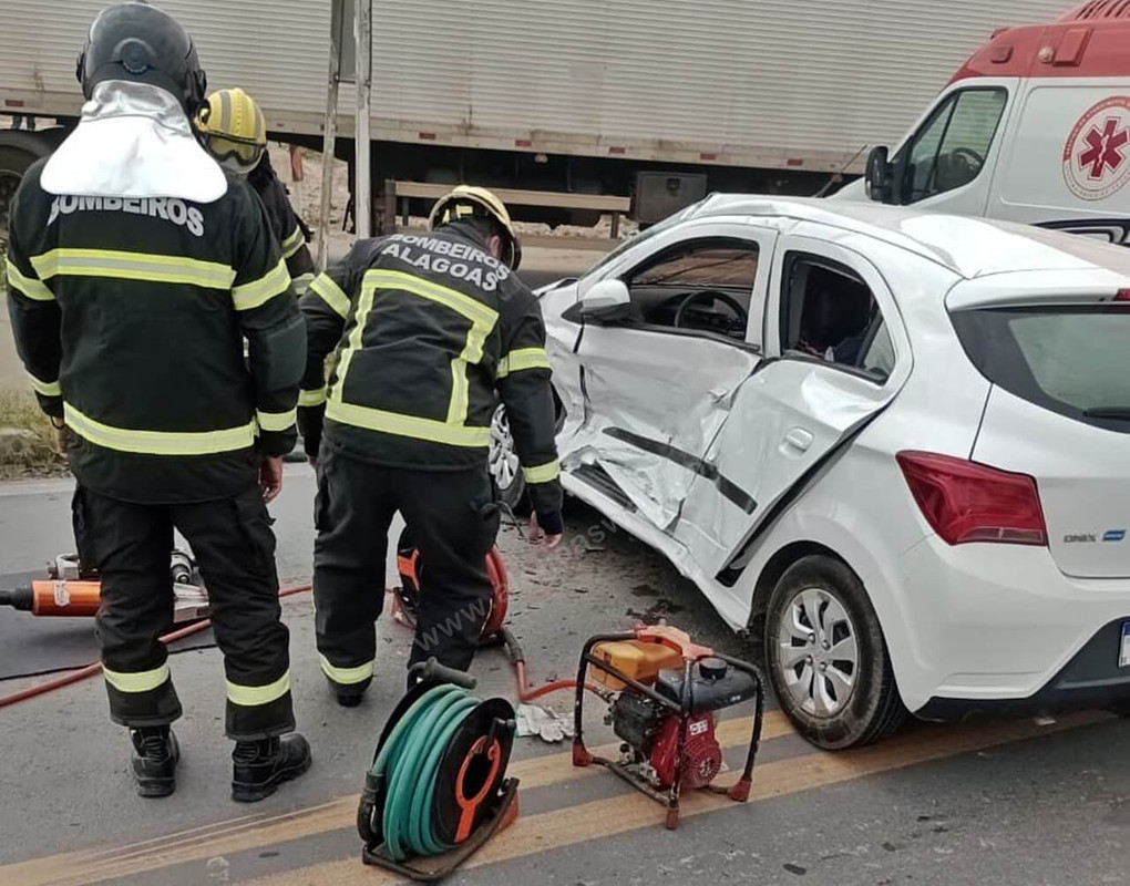 Estudante de Medicina fica ferida em acidente na BR-101, em São Miguel dos Campos