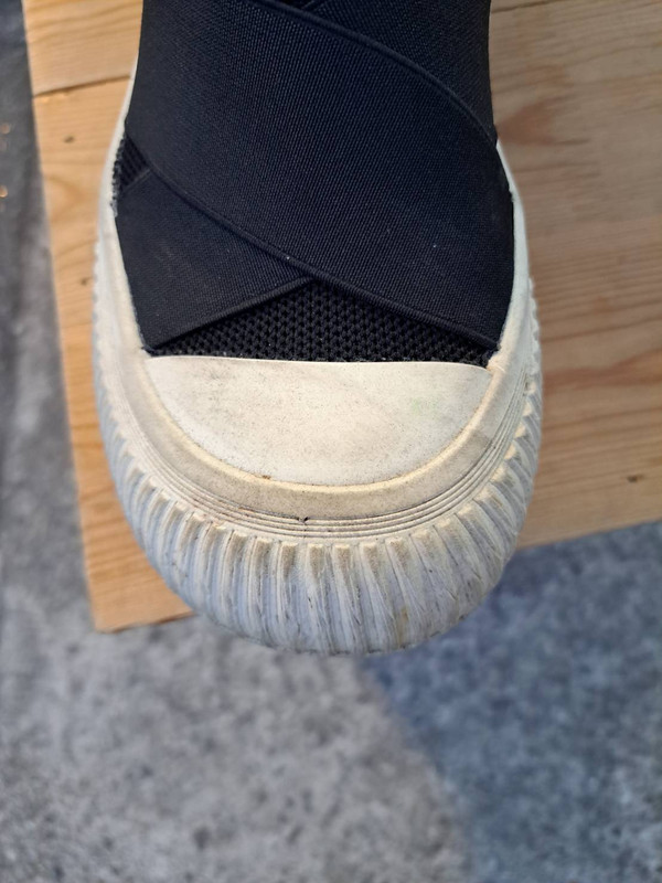 真實案例三 使用前：鞋面泛黃與污漬