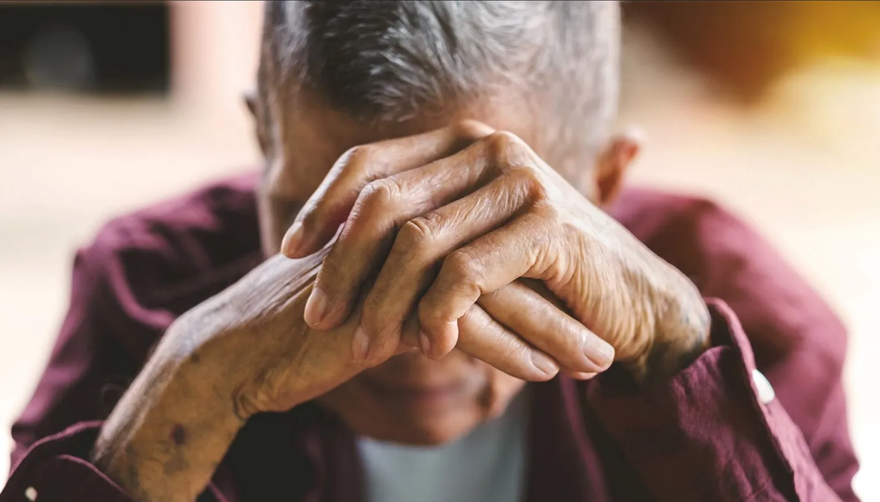 Adulto mayor recibe golpiza de parte de una pareja de esposos en Nezahualcóyotl