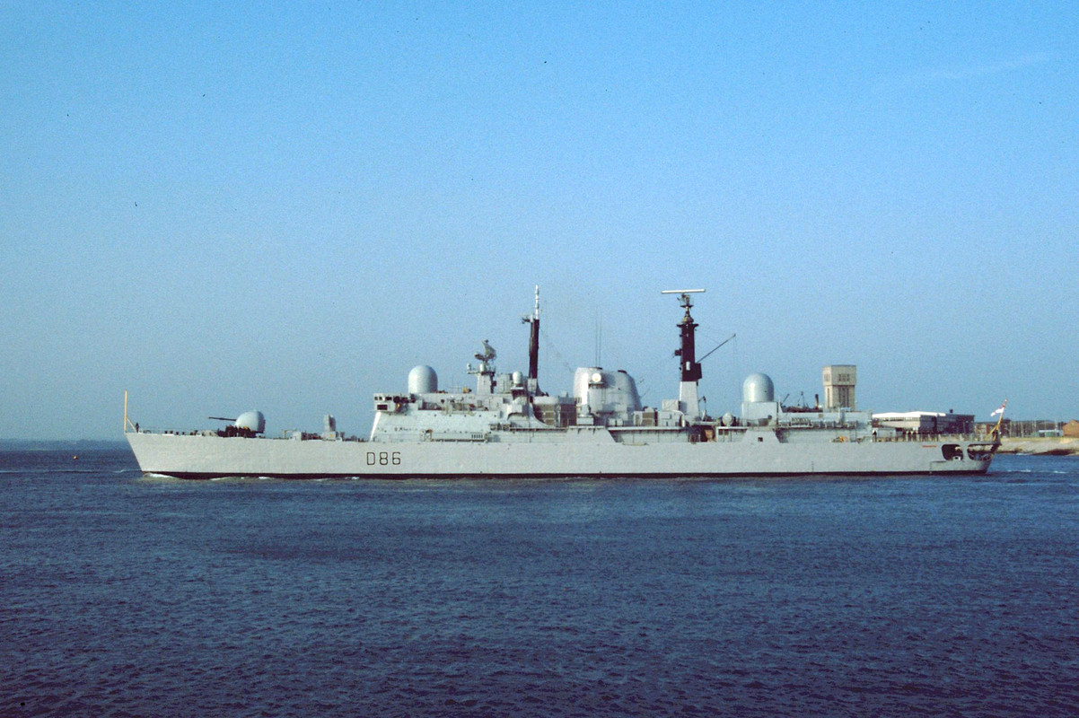 HMS Birmingham (D.86) покидает Портсмут, 5 октября 1992-1