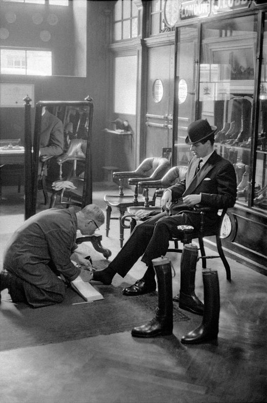 vintageshoefitting.jpg