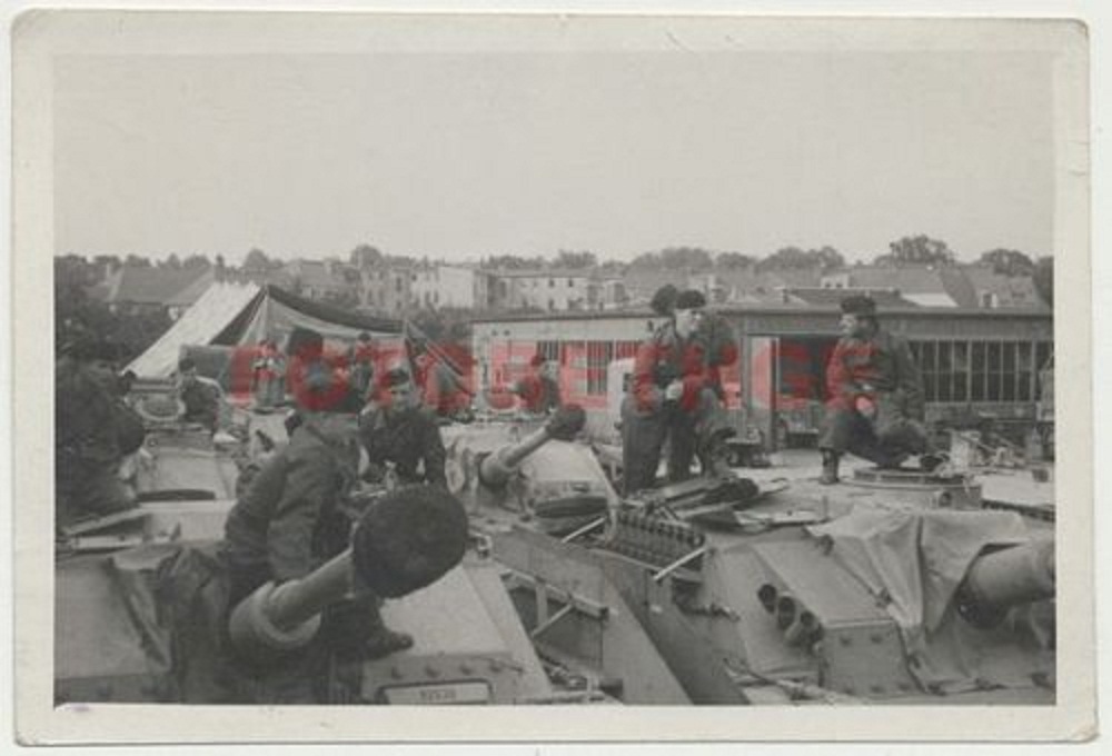 Sturmgeschütz III mit Panzerbesatzung 1944 Westfront St. Omer