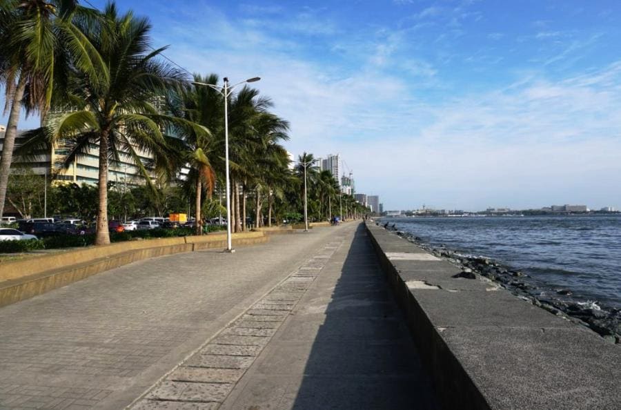 Манильская набережная (Baywalk) вдоль бульвара Рохас Манильская набережная (Baywalk) вдоль бульвара Рохас