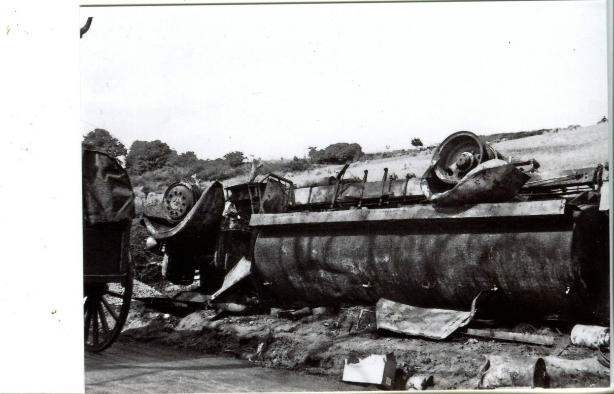 zerstörter umgekippter LKW Tankwagen