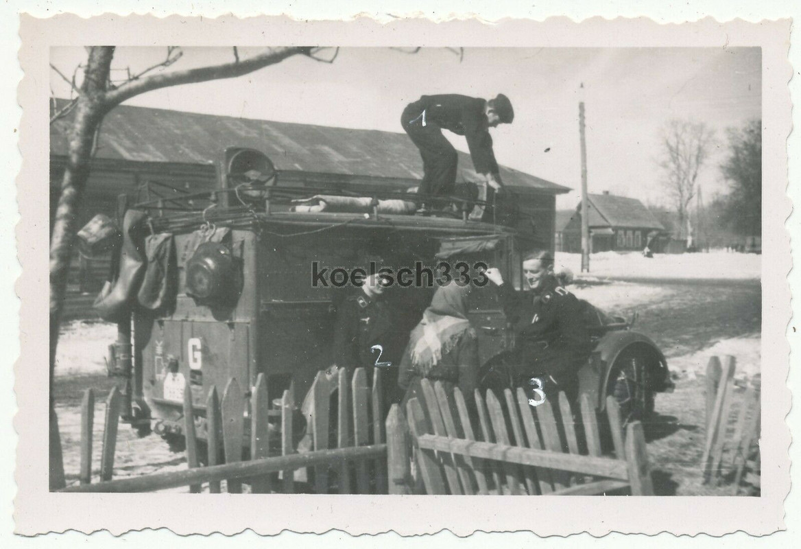 Foto Panzermänner am Kfz. 17 Funkwagen der 18. Panzer Div. in Shisdra Russland