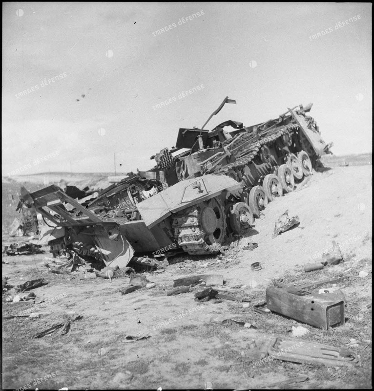 Epave d'un char moyen allemand Panzer-III sur le champ de bataille de Kasserine (9)