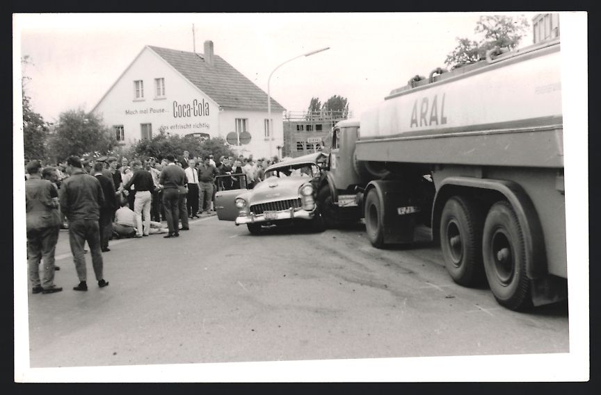 Fotografie Aral Tanklaster hat einen Unfall mit Chevrolet Bel Air Auto Coco Cola Werbung am Haus