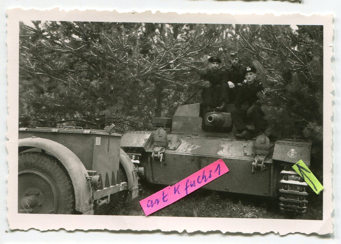 Panzer-Sturmgeschütz mit Wappen und Anhänger im 