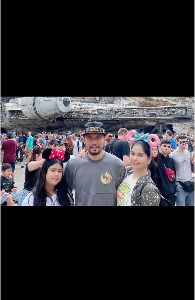 Potret Agus Yudhoyono bersama Annisa Pohan dan Almira saat berpose di depan wahana Millennium Falcon Star Wars.