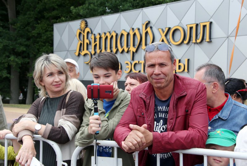 33 Посмотреть на любимых актеров собрались и жители города, и го