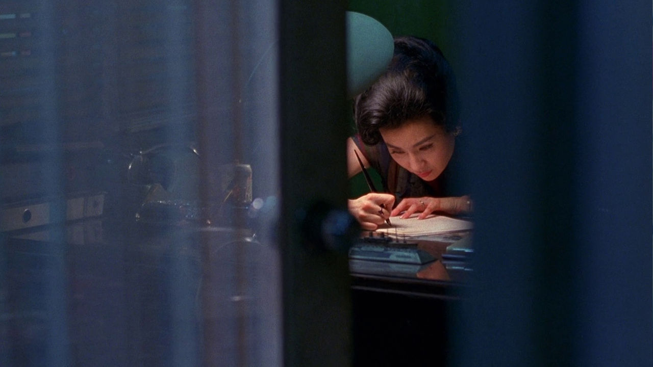 screencap do filme mostrando uma mulher escrevendo em um papel