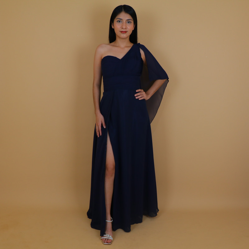 Mujer luciendo vestido azul noche elegante Evelyn Boutique