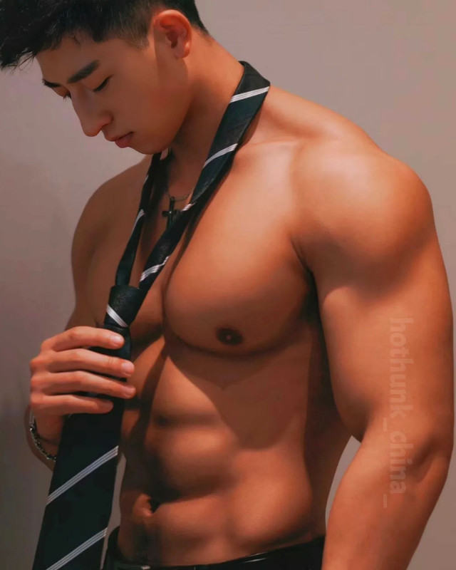 Photo shared by Chinese hunks 全球華男 on November 18, 2023 tagging @hothunk_china_, and @adonisjing2023
