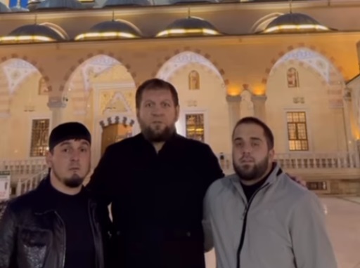 Александър Емеляненко отиде на джамия в Чечня