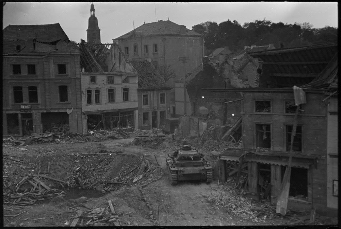 A Perwez en Brabant (Belgique), à l'issue de la bataille de France, un blindé Panzer-III de la 4e di