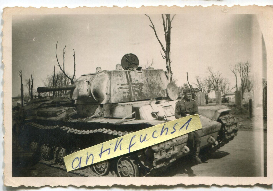 Beute Panzer aus Rußland vom Typ KW II mit großem Balkenkreuz im 2.WK