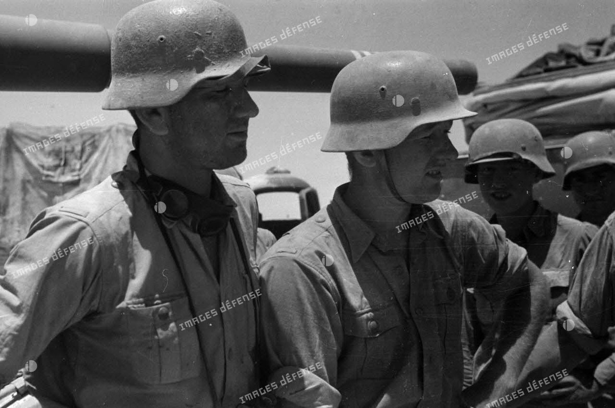 Un canon de 8,8 cm FlaK tire en position, attelée à son avant-train.7