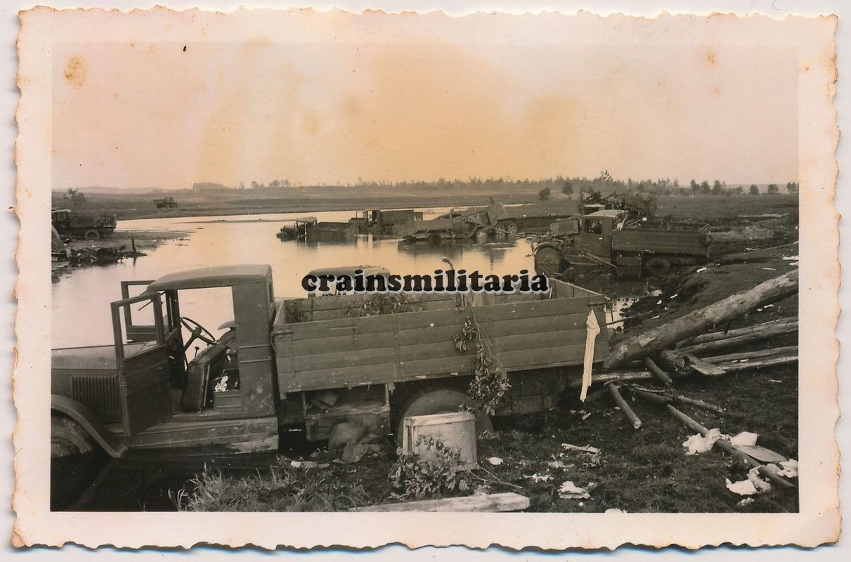 Orig. Foto zerstörte russische Beute Lkw SIS GAZ YAK im Sumpf in