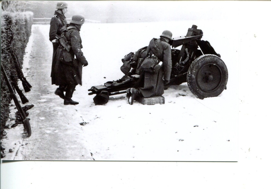 Kanoniere richten leichtes Geschütz