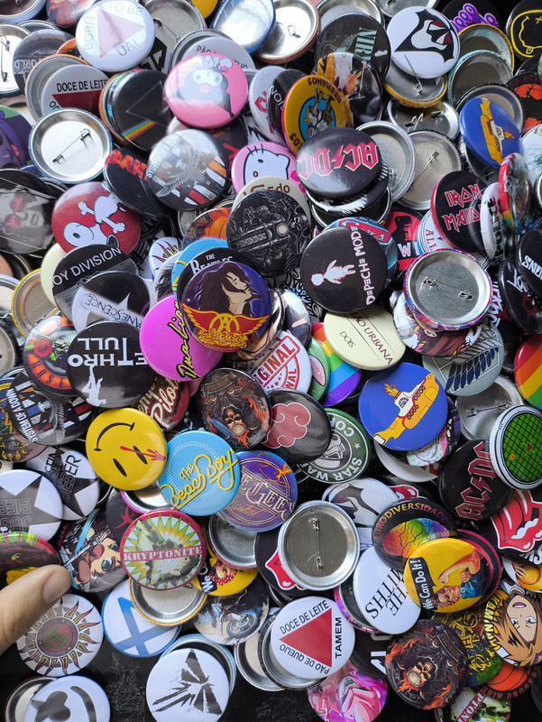 Vários bottons feitos e prontos para venda