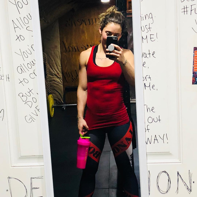 Addominali visibili attraverso gli abiti