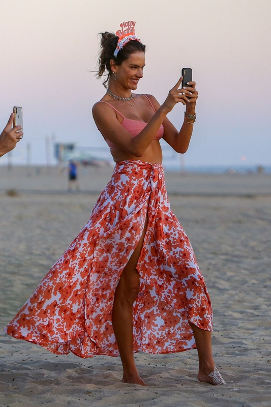Alessandra-Ambrosio-UPSKIRTSTARS.COM-1024x1536 (2)