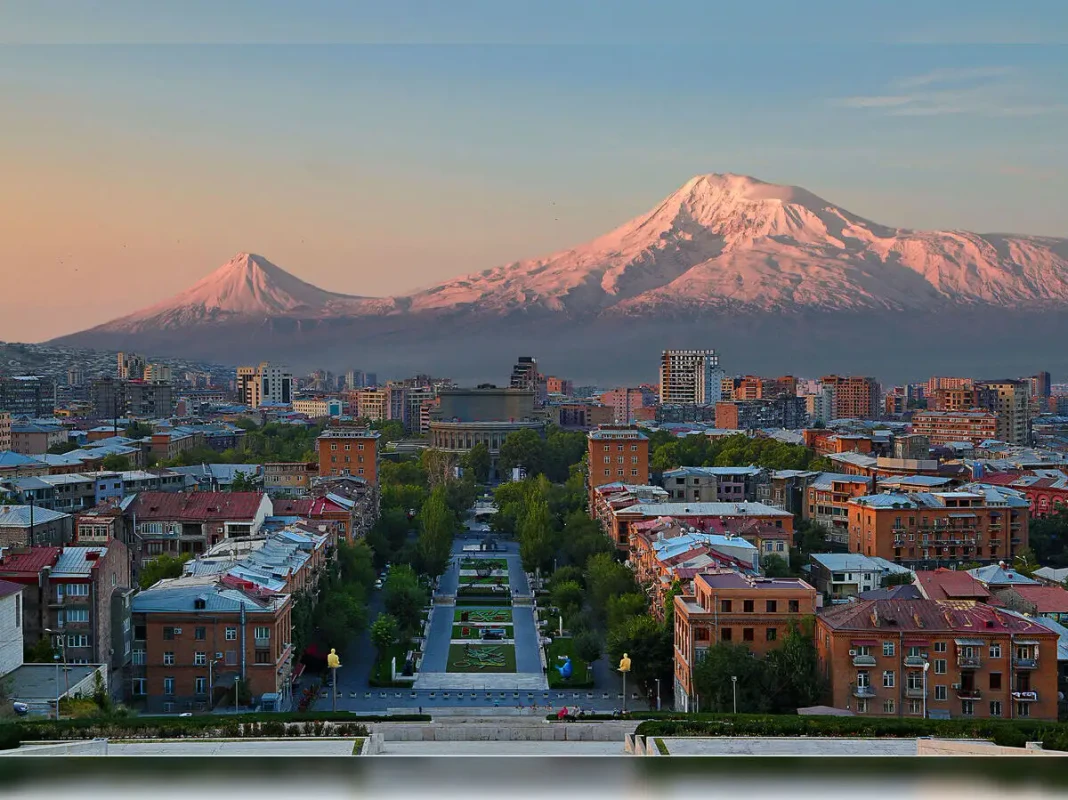 چشم‌انداز صومعه‌های سنگی در طبیعت ارمنستان