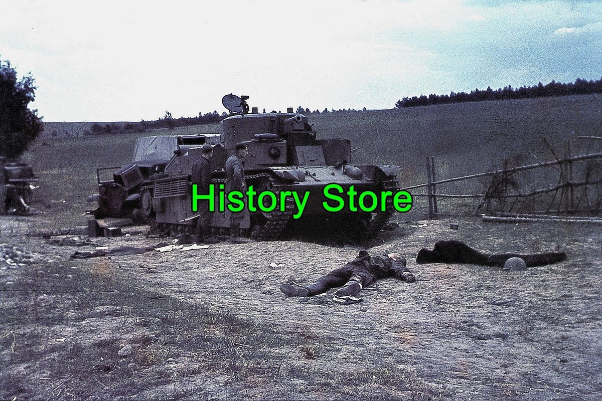 Zerstörter russischer Panzer mit gefallener Besa