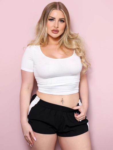 Wet For Cash (2025) Brazzersxxtra Originals English Short Film 720p HDRip X264 AAC 400MB Download