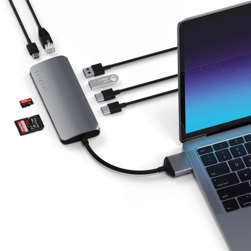 Adaptador dual Satechi conectado a los dos puertos de una MacBook Pro.