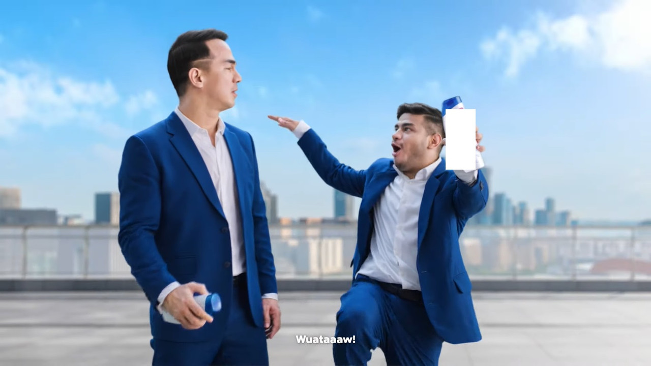 Joe Taslim dan Fadil Jaidi dalam iklan sampo antiketombe.