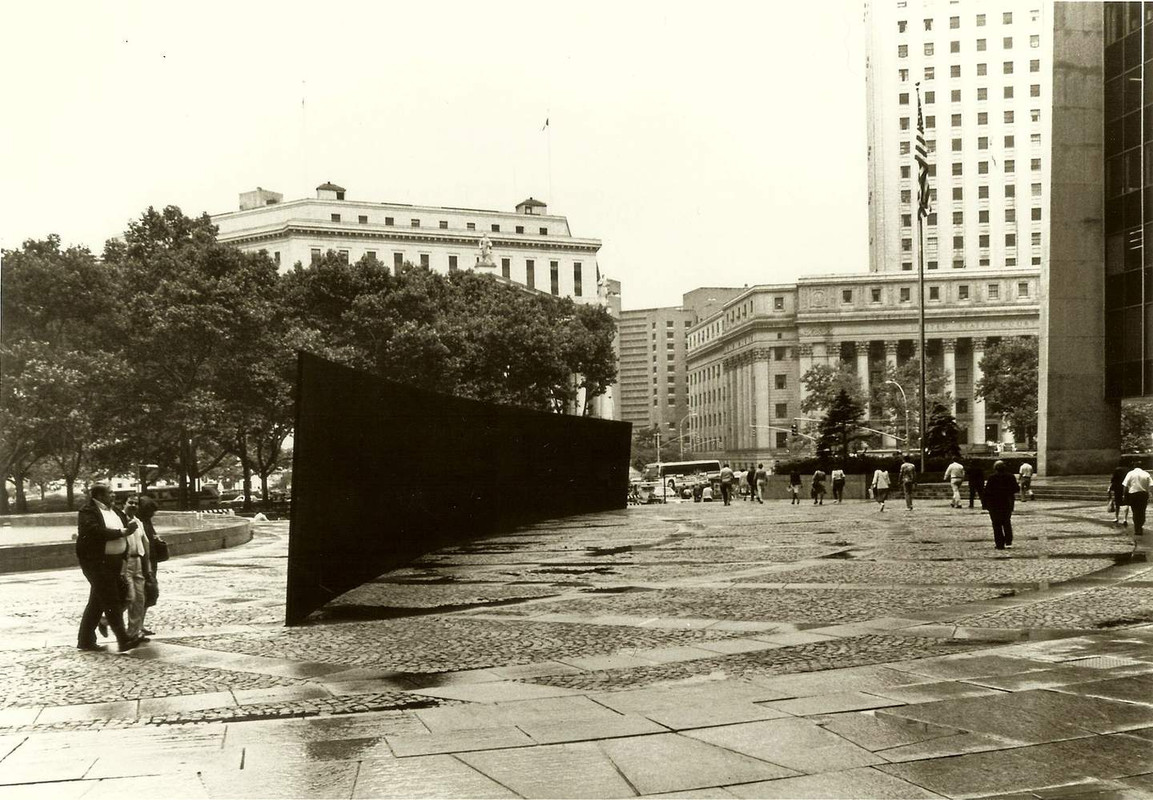 A photo of the piece being discussed in this passage: Tilted Arc