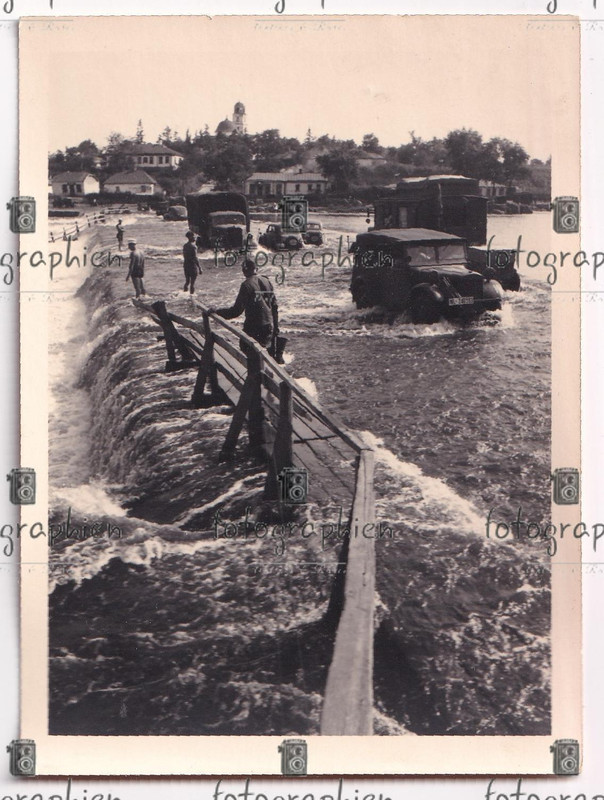 org. Foto Ukraine Wassylkiw Wassilkow Kfz Lkw überschwemmte Straße