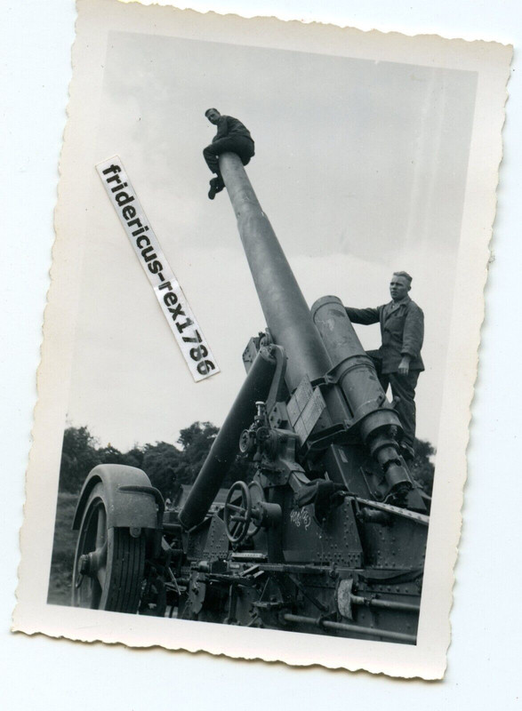 C51 Foto WH Ostfront Ukraine Lemberg Geschütz 21 cm Mörser Soldat am Rohr hoch