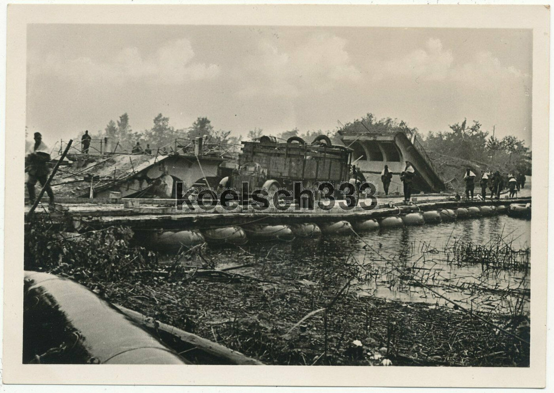 Foto LKW mit Anhänger auf einer Kriegsbrücke in Frankreich Wehrmacht Westfeldzug