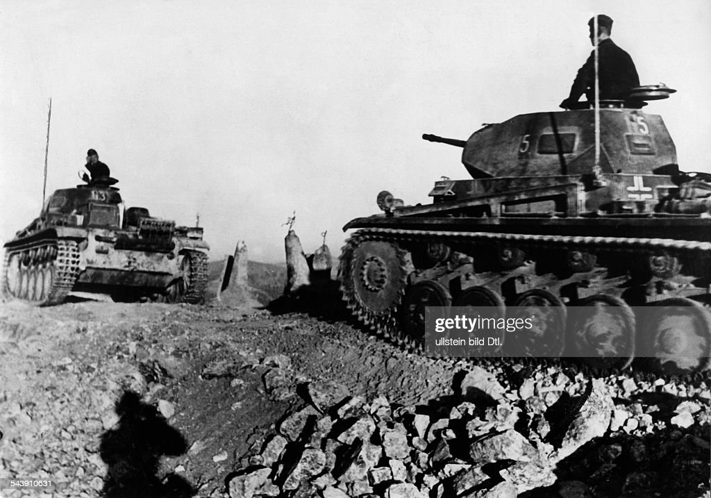 German tanks (II) passing by border barriers behind the frontier line. - 06.04.1941