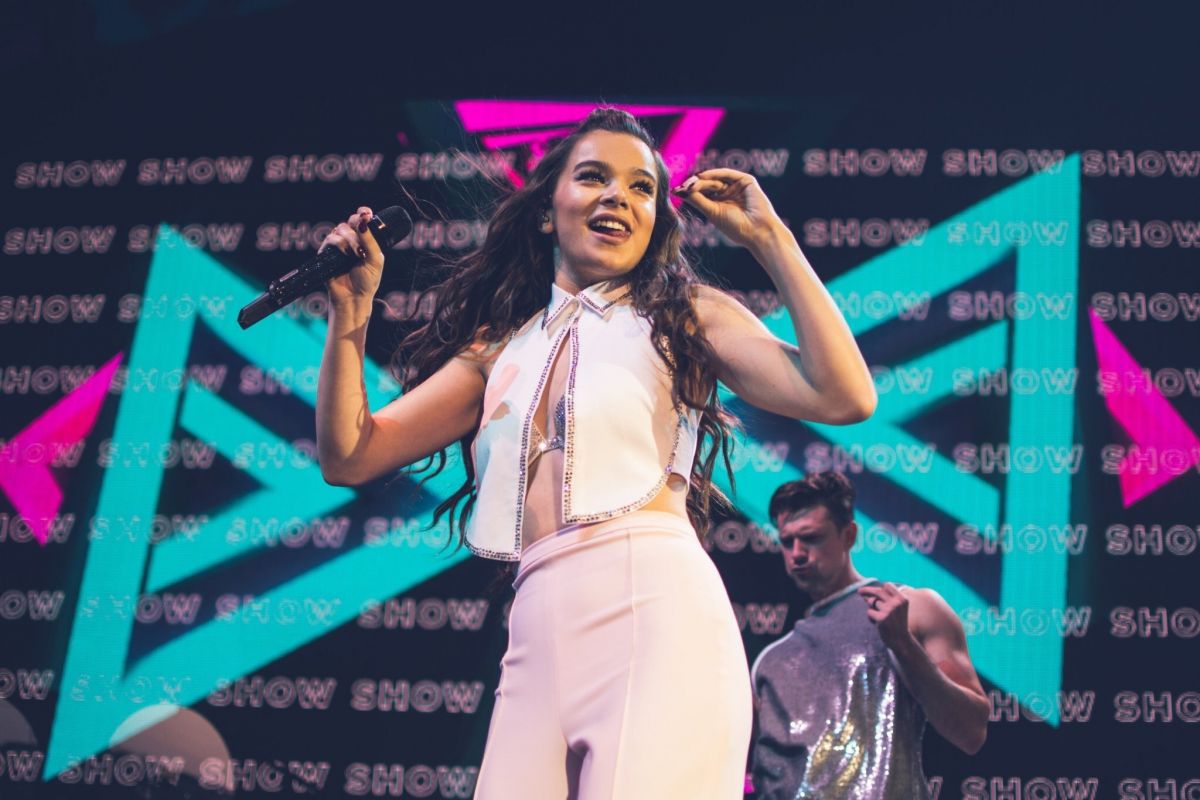 hailee-steinfeld-performs-at-the-voicenotes-tour-in-woodlands-08