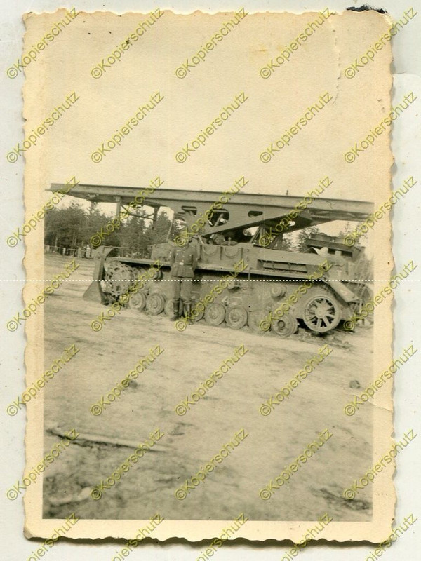 Foto, Soldat posiert vor Brückenlegepanzer IV der Wehrmacht