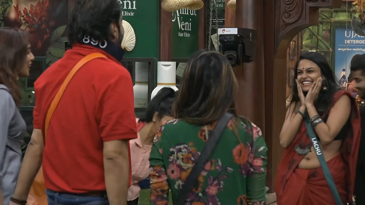 Big Boss Lachu Hot pierced Navel compilation.mkv_snapshot_03.00.792