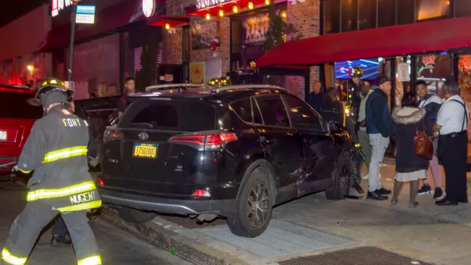 (VIDEO) Trágico lunes en NY: Camioneta se impacta contra bar deportivo y deja más de 20 heridos
