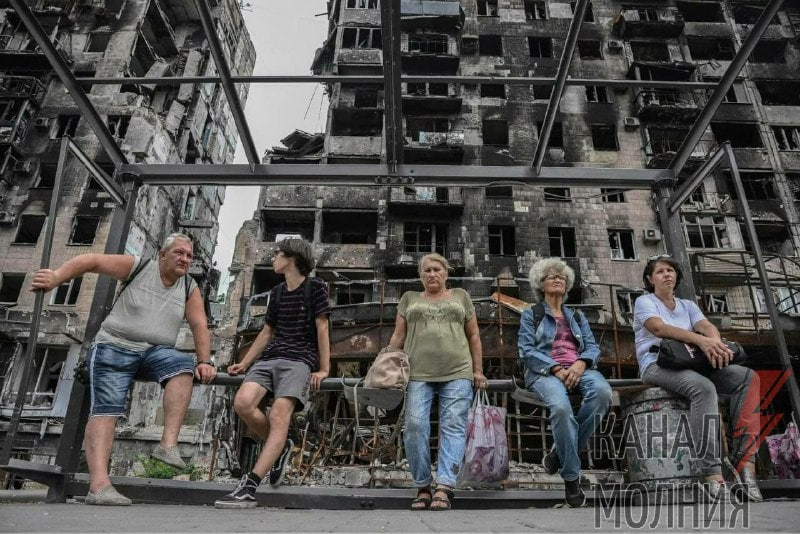 Жители на фоне уничтоженного российскими фашистами мариуполя