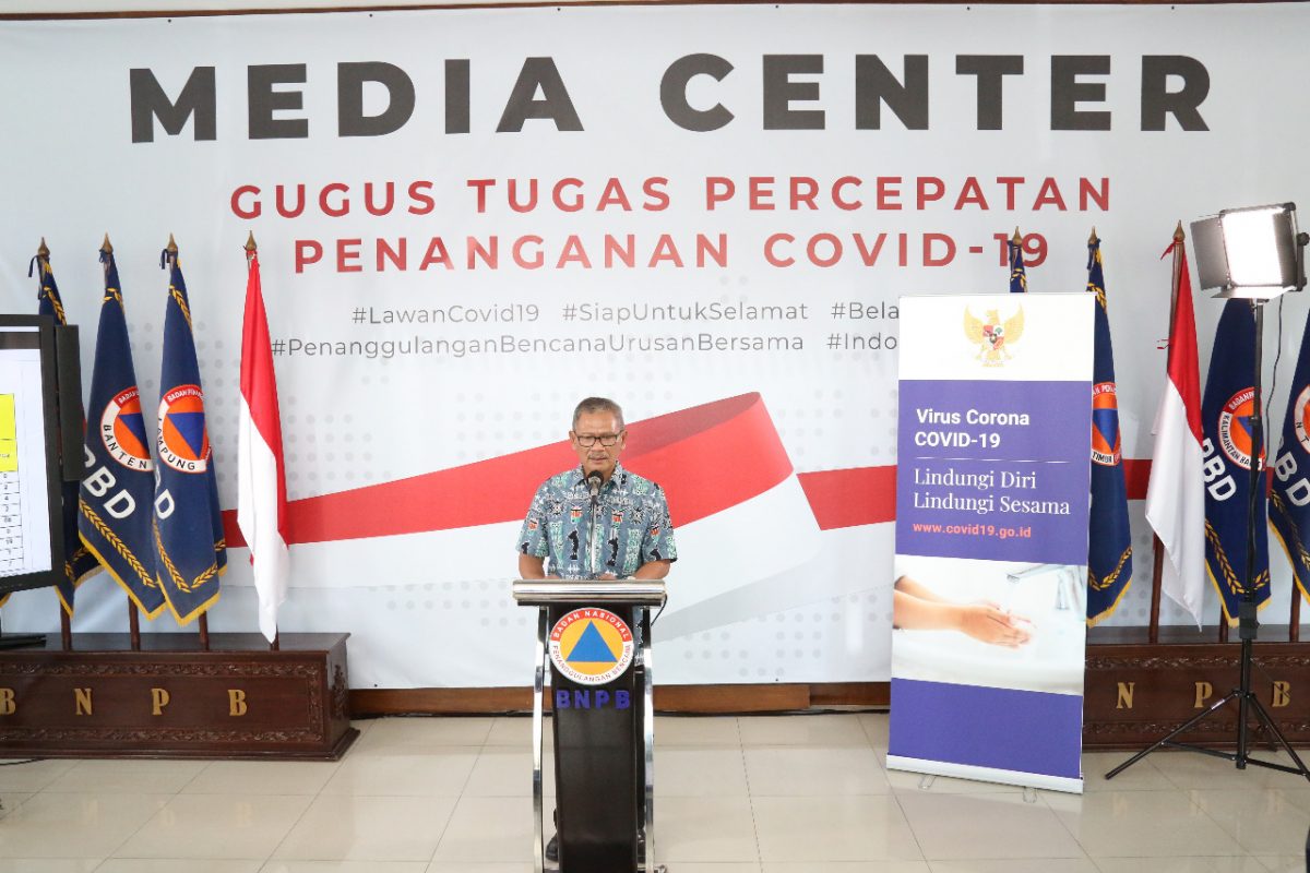 Juru Bicara Pemerintah untuk Penanganan COVID-19 Achmad Yurianto dalam konferensi pers di Graha Badan Nasional Penanggulangan Bencana (BNPB) Jakarta, Minggu (29/3/2020).