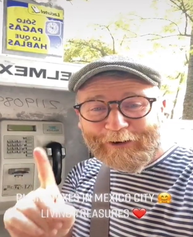 Así reaccionó un extranjero al ver un teléfono público en la CDMX