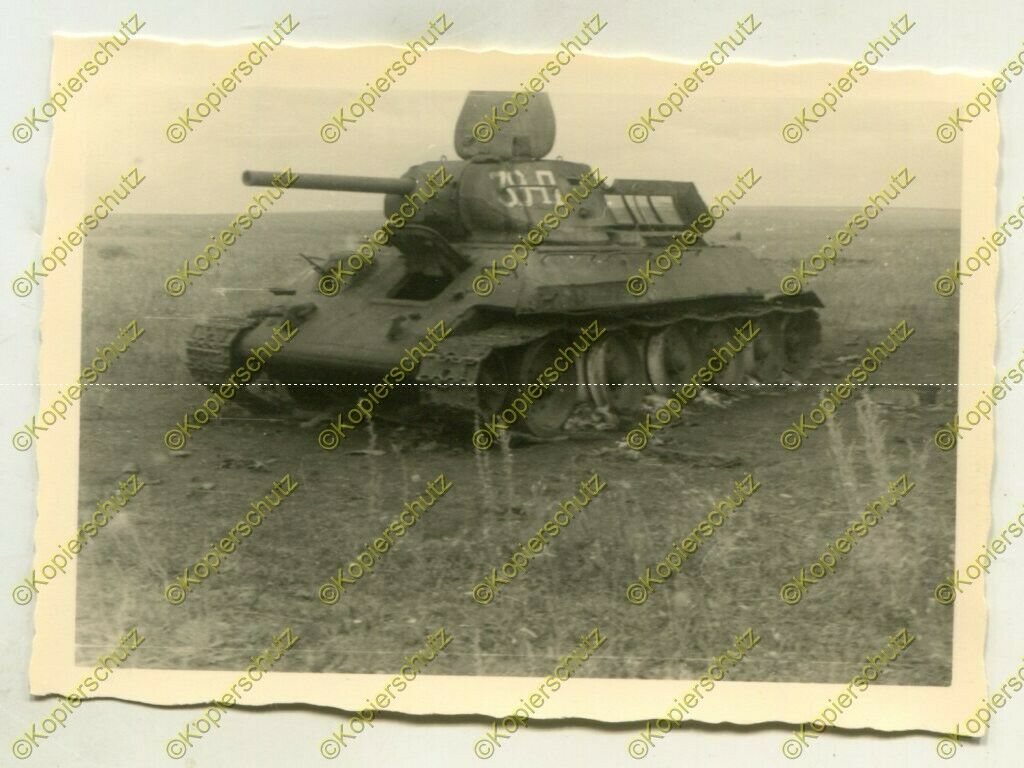 Foto, Wehrmacht, zerstörter russischer Panzer T-34,